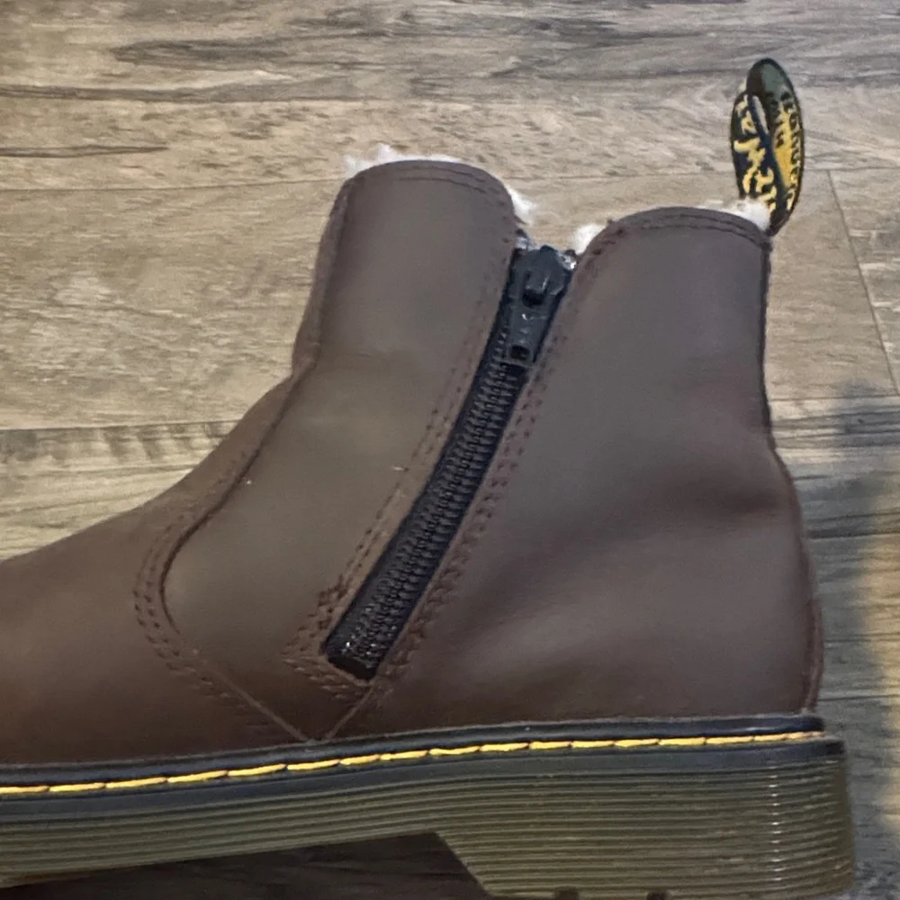 Dr. Martens - Womens Brown Boots with Sherpa Lining - Size 7